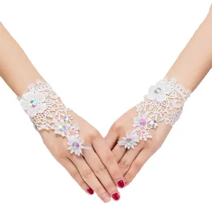 Elegante vingerloze bruidshandschoenen van wit kant met fonkelende strass steentjes.
