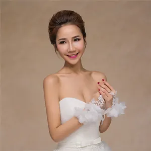 Vue détaillée d'élégants gants de mariée blancs avec dentelle florale sur le modèle