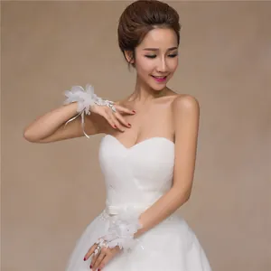 Gros plan sur d'élégants gants de mariée en dentelle blanche avec des fleurs délicates