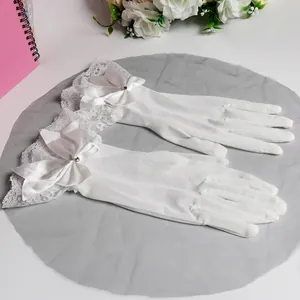 Eleganti guanti da sposa in pizzo bianco con fiocco di raso e strass per feste di nozze