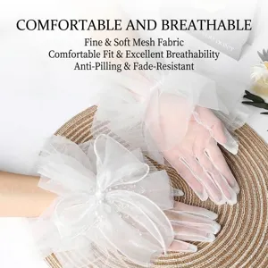 Eleganti guanti da sposa in tulle bianco con perle e ampie balze per matrimonio.