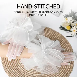 Eleganti guanti da sposa in tulle bianco con fiocchi e dettagli di perline
