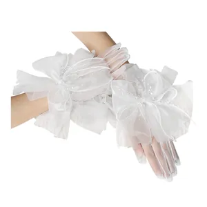 Eleganti guanti da sposa in rete bianchi con grande fiocco a fiore e perline per foto