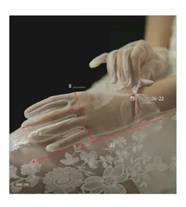 Detaillierte Größentabelle mit Maßen für elegante weiße Brauthandschuhe.