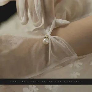 Elegante kurze, transparente Brauthandschuhe aus Netzstoff mit zartem Perlenanhänger