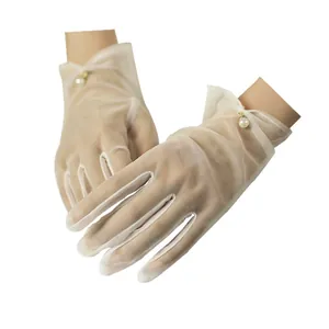 Elegante, durchsichtige Mesh-Brauthandschuhe mit Faltenmanschetten und Perlenakzenten