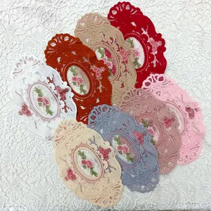 Mehrere Farben ovaler bestickter Spitzen-Untersetzer mit vintage floralem Rosenmuster