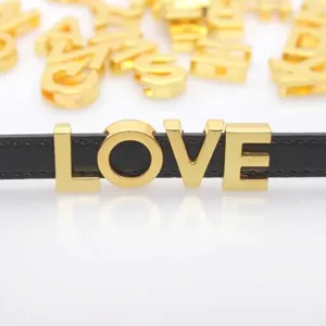 Vista dettagliata di perle a forma di lettera in lega d'oro da 10 mm che formano LOVE