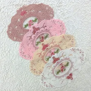 Detaillierte Ansicht von vier ovalen Vintage-Untersetzern aus floraler Stickspitze