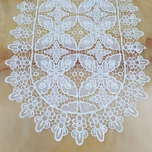 Detaillierte Blumenstickerei auf dieser weißen ovalen Tischdecke aus feiner Spitze