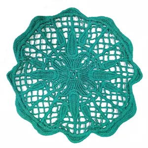 Vista detallada de un posavasos de encaje de algodón turquesa con bordado floral intrincado