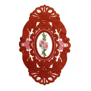 Detaillierte Stickereitextur eines ovalen Vintage-Lace-Untersetzers mit Blumenmuster
