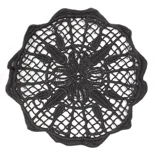 Vista macro de un posavasos circular de encaje de algodón negro con bordados finos