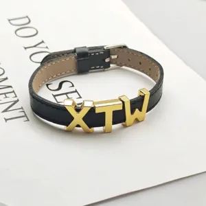 Primo piano di ciondoli scorrevoli XTW in lega d'oro da 10mm su cinturino nero