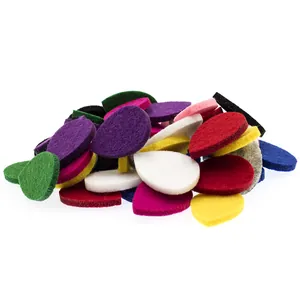 Primer plano de almohadillas de fieltro coloridas en forma de lágrima para difusores de aromas.