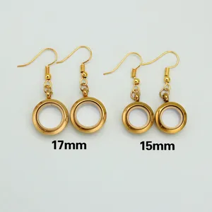 Detailansicht der 15 mm und 17 mm großen goldenen Glas-Medaillon-Ohrringe