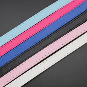 Primer plano de tiras de cuero sintético cosidas de 10 mm para joyería DIY y accesorios de muñecas