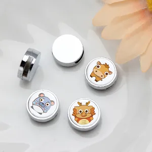 Makroansicht von 8-mm-Silberanhängern mit niedlichen Cartoon-Tierkreiszeichen-Motiven