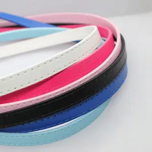 Detalle de tiras de cuero PU cosidas de 10mm en varios colores para proyectos de bricolaje