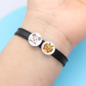 Nahaufnahme eines 8 mm schwarzen Lederarmbands mit süßen Panda- und Drachen-Anhängern
