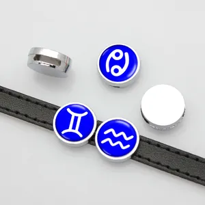Nahaufnahme von 8 mm blauen Tierkreiszeichen-Anhängern für Lederarmbänder in Silber.