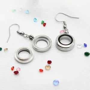 Detaillierte Ansicht der 15mm runden Glas-Medaillon-Ohrringe aus Edelstahl in Silber.