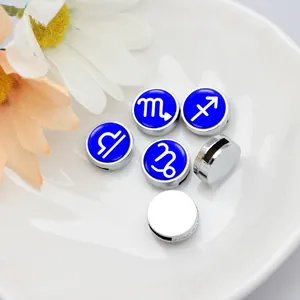 Detailansicht von 8mm blauen Sternzeichen-Schiebeperlen für Armbänder mit weißen Symbolen