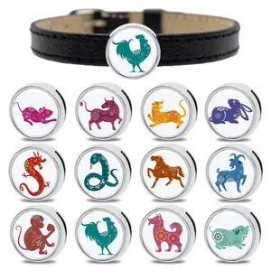 Detaillierte Sammlung von 8 mm chinesischen Tierkreiszeichen-Anhängern auf Lederarmband