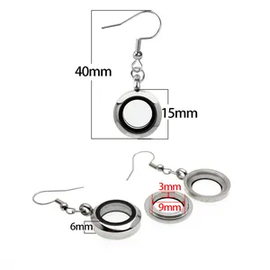 Nahaufnahme von Glas-Medaillon-Ohrringen mit detaillierten 15 mm Maßen
