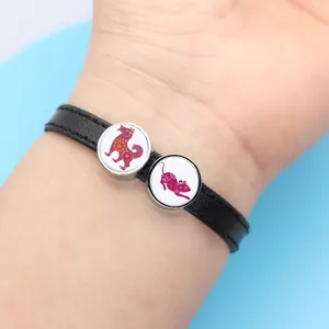 Nahaufnahme eines schwarzen Lederarmbands mit chinesischen Tierkreiszeichen Hund und Ratte