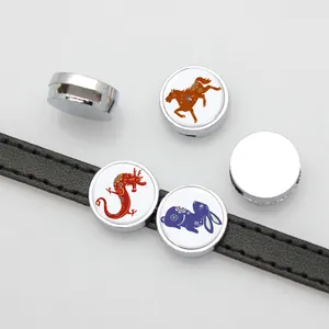 Nahaufnahme von 8mm silbernen Schiebeperlen mit bunten Tierkreiszeichen-Motiven