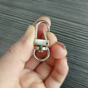 Détail rapproché du mousqueton pivotant en alliage d'argent durable pour sacs