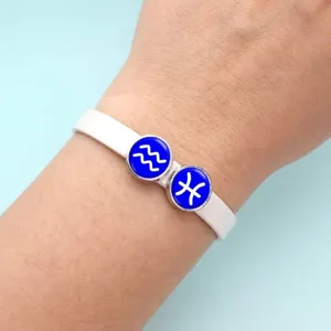 Weißes Lederarmband mit blauen Wassermann- und Fische-Sternzeichen-Anhängern, 8mm Breite.
