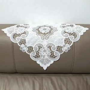 Detailaufnahme von weißem Spitzen-Sofahandtuch mit hohlem Retro-Blumenmuster-Design
