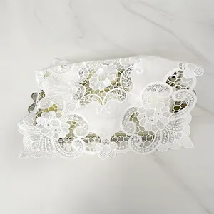 Nahaufnahme der quadratischen Vintage-Spitzentischdecke mit floraler Stickerei