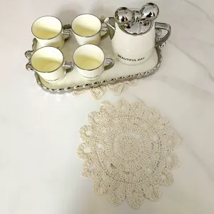Handgefertigtes cremefarbenes Häkeldeckchen mit aufwendigen Spitzenmustern für Zuhause.