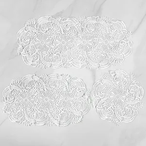 Set di runner e tovagliette in pizzo bianco con eleganti ricami floreali per la tavola