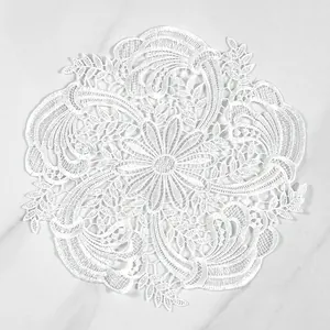 Elegante centrino in pizzo bianco circolare con ricamo floreale per decorazione tavola