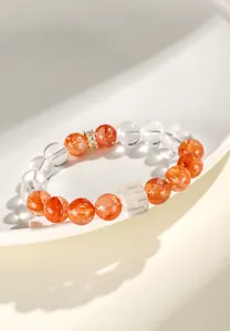 Detaillierte Nahaufnahme eines Armbandes aus natürlichem roten Lepidokrokit-Quarz mit Glasperle