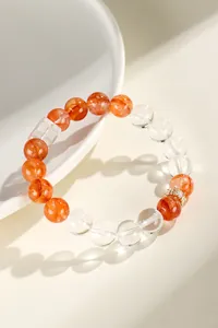 Nahaufnahme von rotem Hämatoid-Quarz und Kristallperlen mit goldener Krone