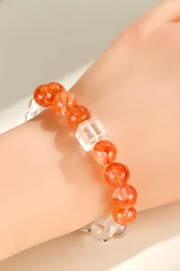 Detailansicht eines natürlichen roten Quarz-Armbands mit klaren Kristall-Zuckerwürfeln