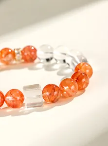 Exquisite Makro-Detailansicht von rotem Hämatoid-Quarz und weißem Kristallwürfel