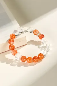 Detailansicht eines Armbands aus natürlichem rotem Hämatoid-Quarz und Bergkristall