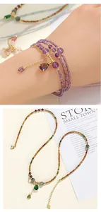 Vue détaillée du bracelet en tourmaline arc-en-ciel à plusieurs rangs et collier cœur