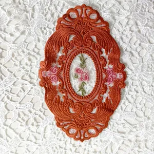 Makroansicht eines vintage ovalen bestickten Spitzen-Untersetzers mit Blumenmuster