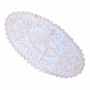 Detailaufnahme des eleganten ovalen Spitzen-Platzsets mit feiner Blumenstickerei