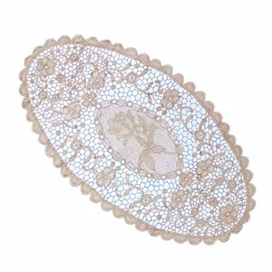 Detailansicht eines ovalen Tischsets aus Spitze mit floraler Stickerei und Wellenrand