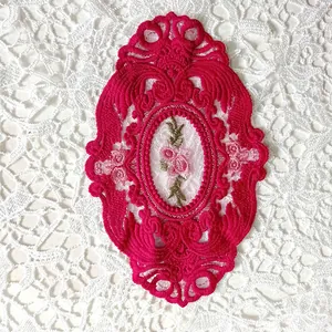 Detaillierte Makroansicht des rosa retro europäischen ovalen Spitzenstickerei-Untersetzers