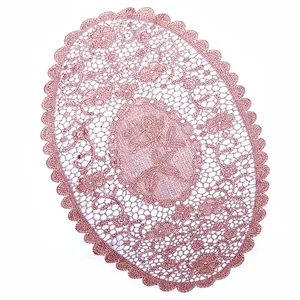 Nahaufnahme eines rosa ovalen Spitzen-Platzsets mit eleganten, gestickten Blumenmustern