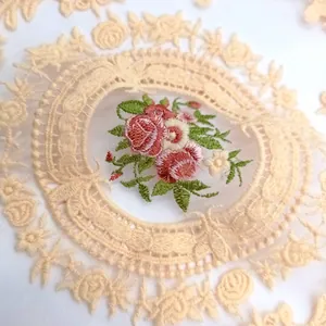 Detailaufnahme der Rosenstickerei im europäischen Stil auf wasserlöslicher Spitze